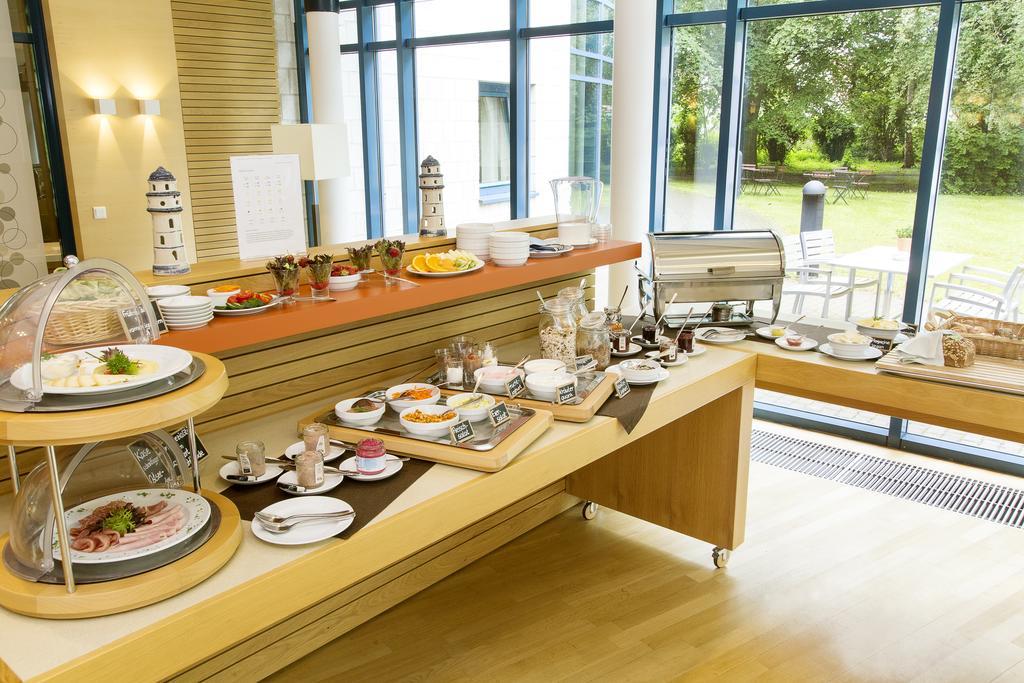 Hotel Ostseeländer Züssow Buitenkant foto